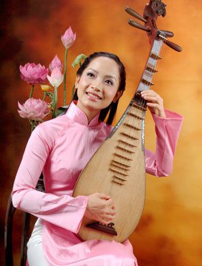 Đàn Tỳ Bà - Luth à quatre corde - Nhạc Việt Dominique-Je suis française et  je chante en vietnamien-Dominique TRẦN