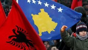 Albano-kosovares-ondean-la-bandera-de-Albania-y-la-2008021718210416hg2.jpg