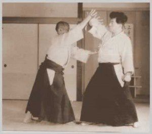 O-sensei-au-dojo-Noma-1935-Atemi-dans-les-cotes.jpg