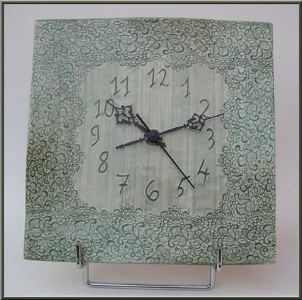 horloge-murale-carre-verte-1.jpg
