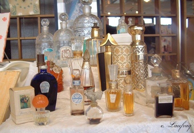 stand-parfums-flacons-anciens.jpg