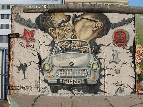 Tags : chute du mur de Berlin, 9 novembre 1989, Berliner Mauer, bloc sociétique, Erik Honneker, Mikhail Gorbatchev, françois Mitterrand, Hlemut Kohl, droite, gauche,libéralisme, communisme , socialisme, porte de Brandeboug, Check point Charlie, dictature, modèle américain, Israël; Palestiniens, commémorations, 20 ans Tags : chute du mur de Berlin, 9 novembre 1989, Berliner Mauer, bloc sociétique, Erik Honneker, Mikhail Gorbatchev, françois Mitterrand, Hlemut Kohl, droite, gauche,libéralisme, communisme , socialisme, porte de Brandeboug, Check point Charlie, dictature, modèle américain, Israël; Palestiniens, commémorations, 20 ans