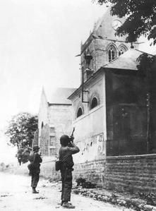 sainte-mere-eglise-la-patrouille.jpg