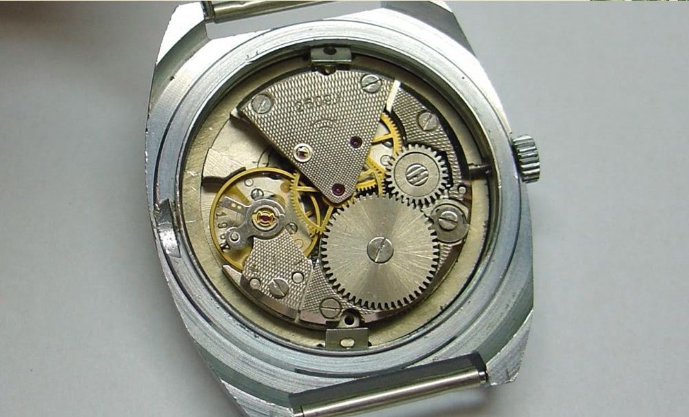 montre Raketa à cadran rouge Mecanisme-01