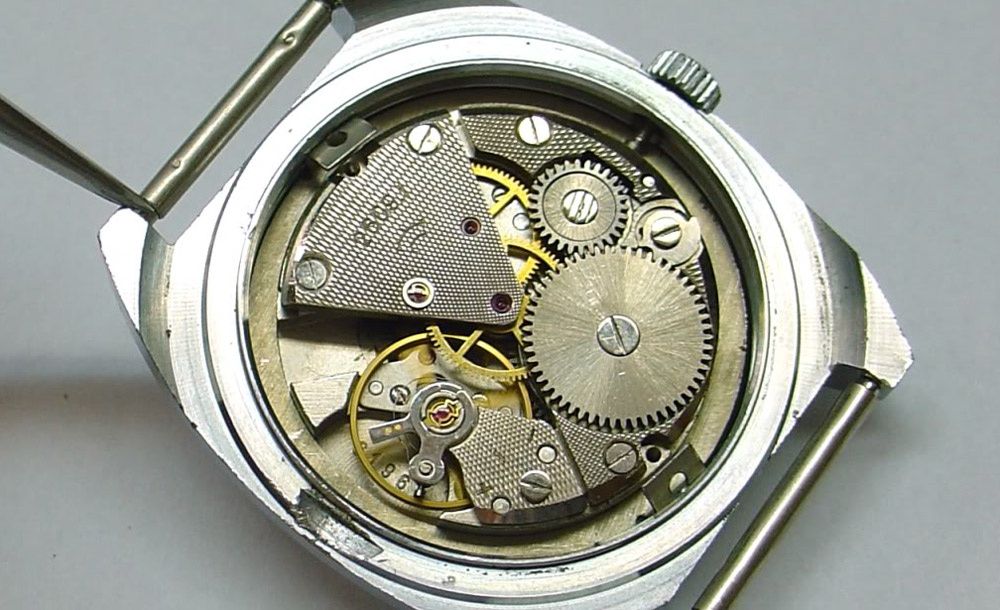 montre Raketa à cadran rouge Mecanisme-02