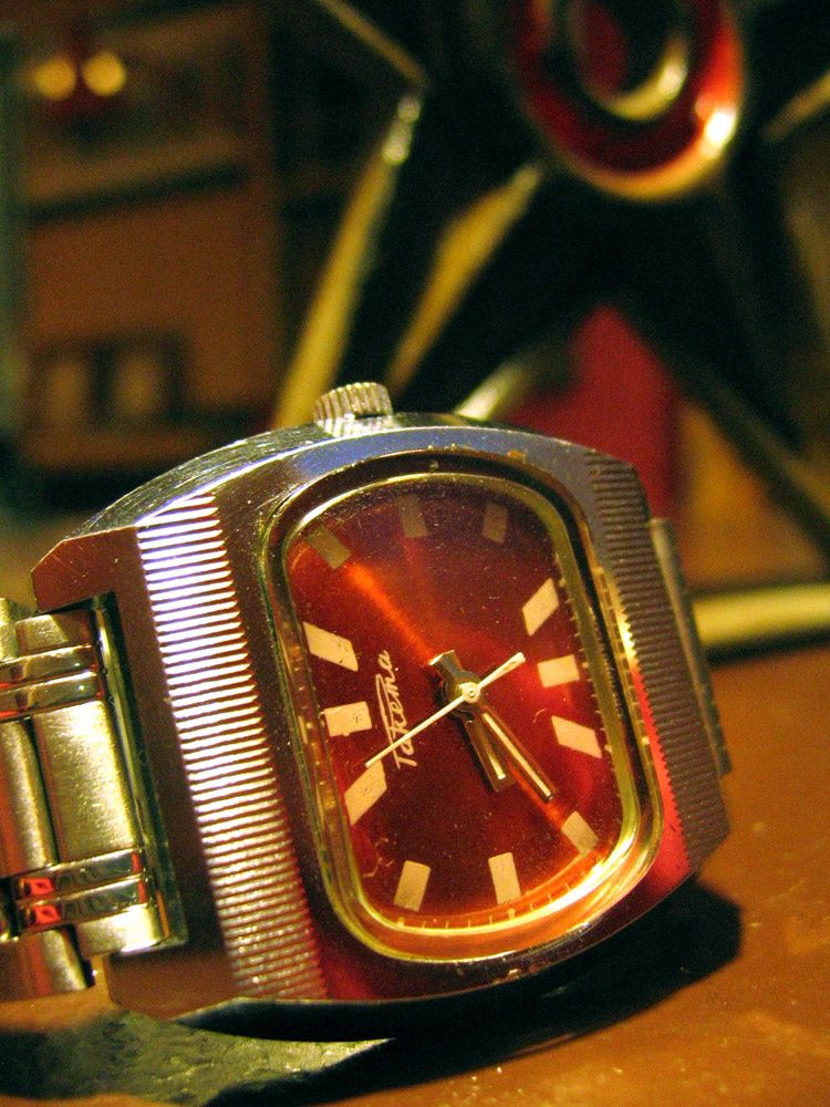 montre Raketa à cadran rouge Raketa-01