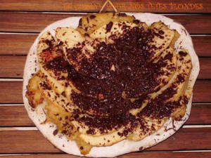 Pizza-cr--me-d-amandes--pommes-et-paillettes-de-chocolat.jpg