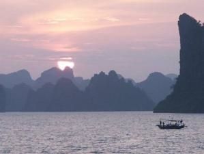 m-barque-mer-coucher-bay-hanoi--1-.jpg