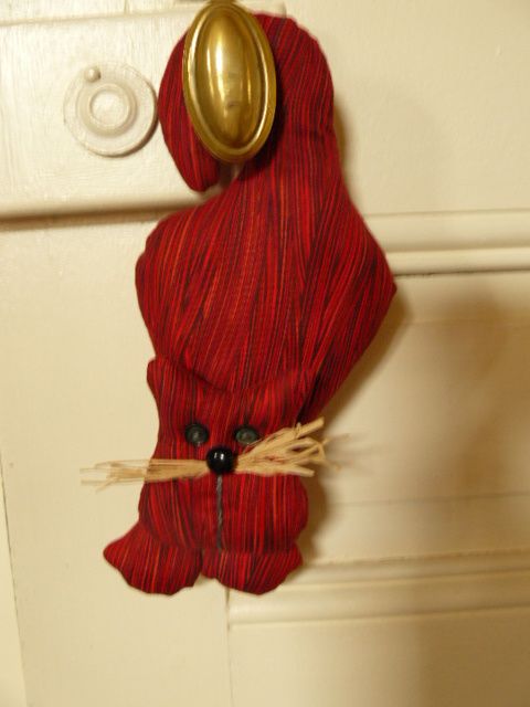 tague_rouge_chat_accroche_porte tague_rouge_chat_accroche_porte