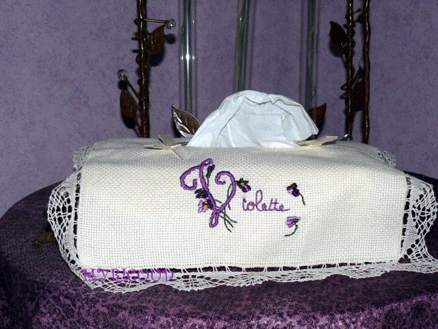 broderie_violette_boite_mouchoirs broderie_violette_boite_mouchoirs