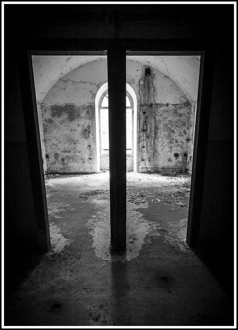 double-porte-noir-blanc-hdr-fort-portalet.jpg