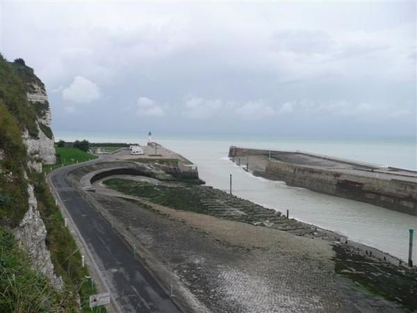 De Saint-Valéry-en-Caux à Saint-Léger (GR 21) - L'avant-port et la jetée