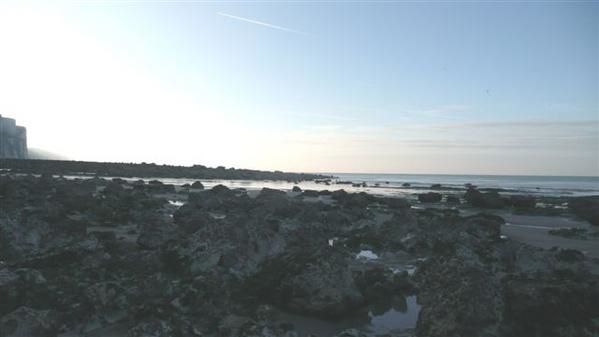 De la plage de Saint-Martin-en-Campagne à celle de Belleville-sur-Mer, à marée descendante à travers les rochers. Vue vers Dieppe