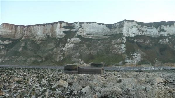 De la plage de Saint-Martin-en-Campagne à celle de Belleville-sur-Mer, à marée descendante à travers les rochers. Ancien blockhaus tombé de la falaise suite à éboulement