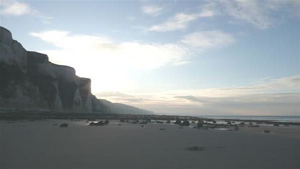 De la plage de Saint-Martin-en-Campagne à celle de Belleville-sur-Mer, à marée descendante. Vue vers Dieppe