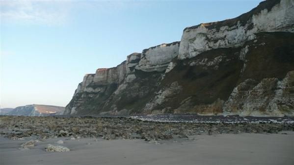 De la plage de Saint-Martin-en-Campagne à celle de Belleville-sur-Mer, à marée descendante à travers les rochers. Vue vers Saint-Martin-en-Campagne