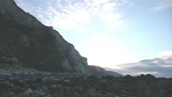 De la plage de Saint-Martin-en-Campagne à celle de Belleville-sur-Mer, à marée descendante à travers les rochers. Vue vers Dieppe