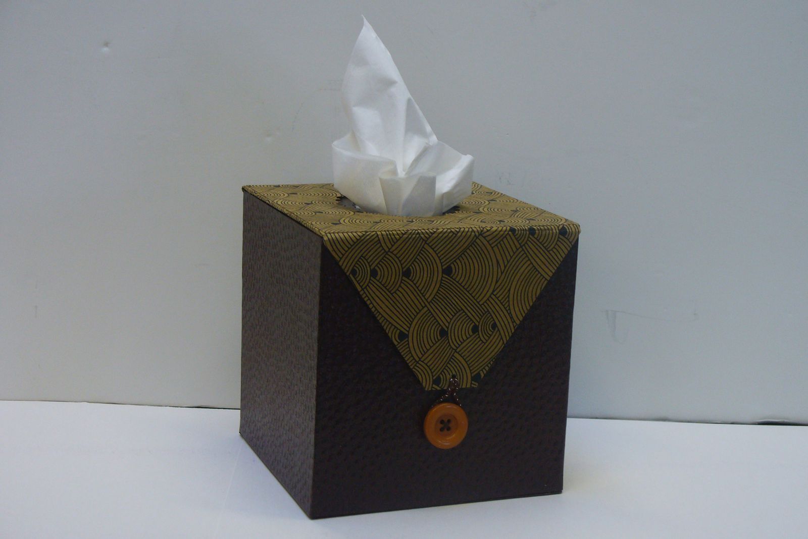 cartonnage boîte à mouchoirs chocolat - association bibi-bricolin
