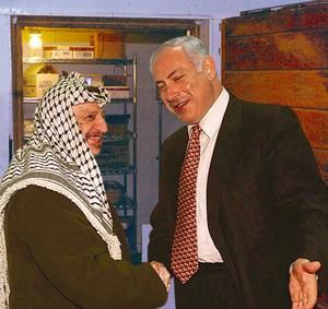 Netanyahu Arafat shaking hands