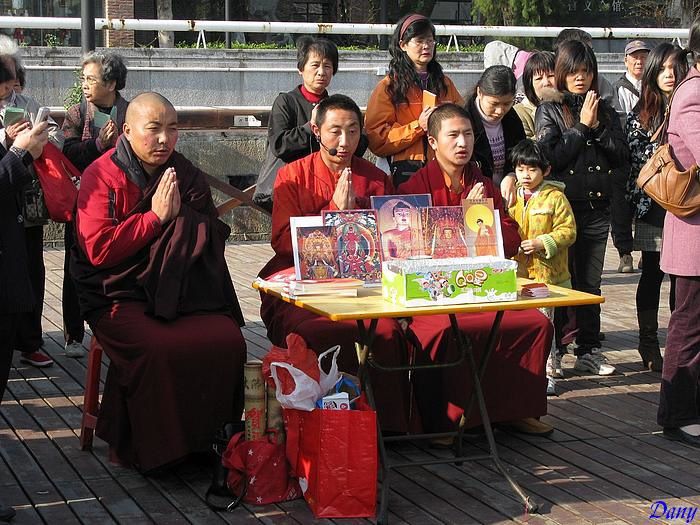 Bénédiction de poissons pour célébrer la naissance de Bouddha