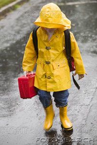 enfant-marche-ecole-dejeuner-pluie-engrenage---ks125604.jpg
