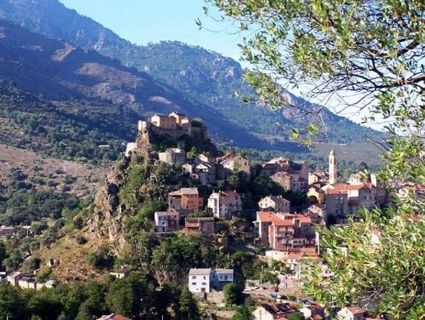 Corte est en vue.