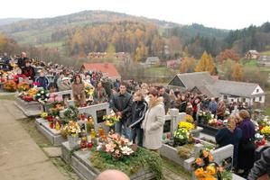 La Toussaint en Pologne-cmentarz w Skomielnej w dzień Wszystkich Świętych
