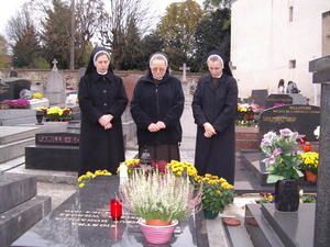 Soeurs Serafitki sur la tombe de S.Donatylla-przy grobie S.Donatylli we Wszystkich Sw.