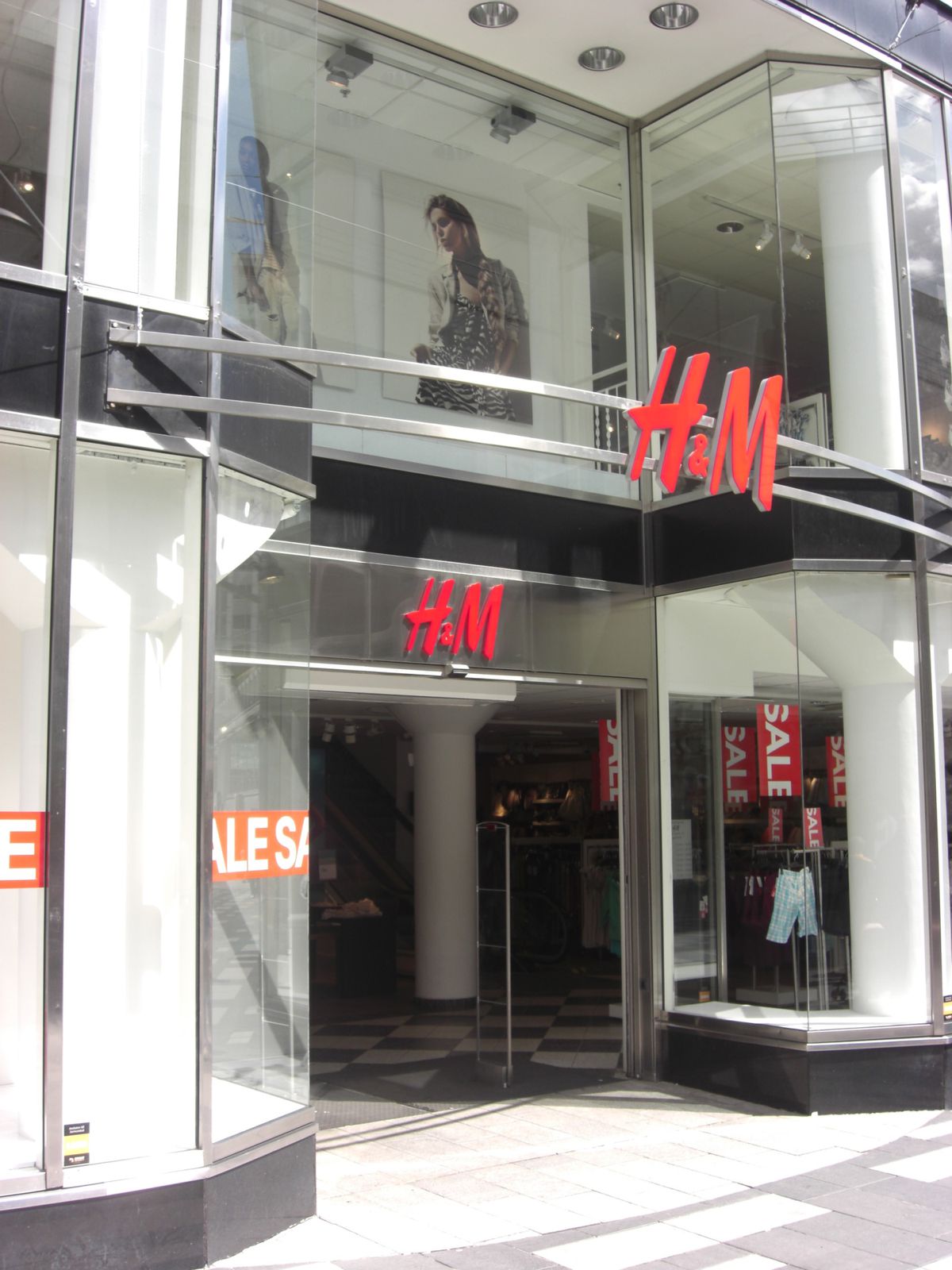 H&M Stockholm : le plus grand du monde (4) - Retail-distribution by Frank  Rosenthal