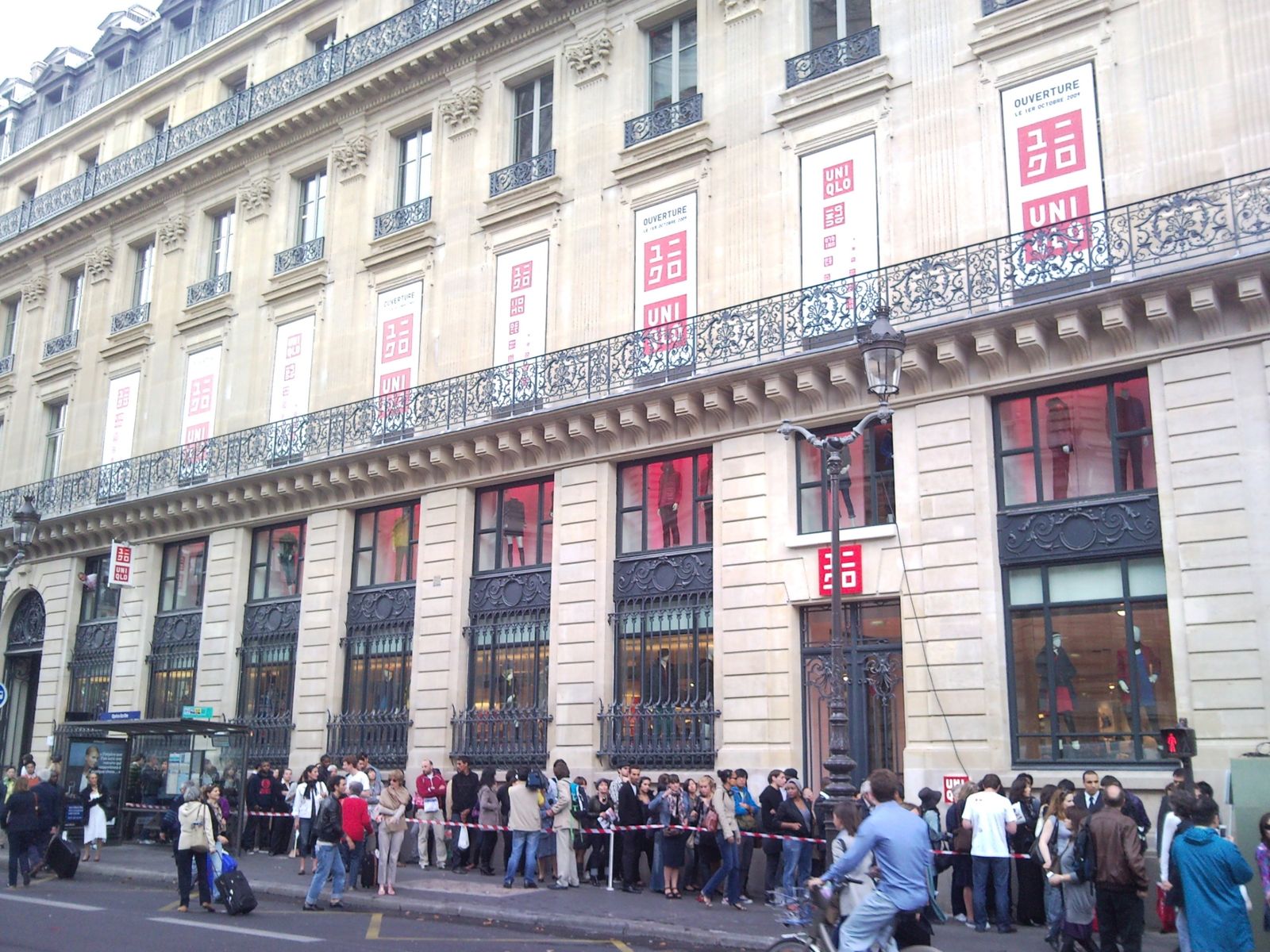 Uniqlo flagship Paris : un démarrage canon - Retail-distribution by Frank  Rosenthal