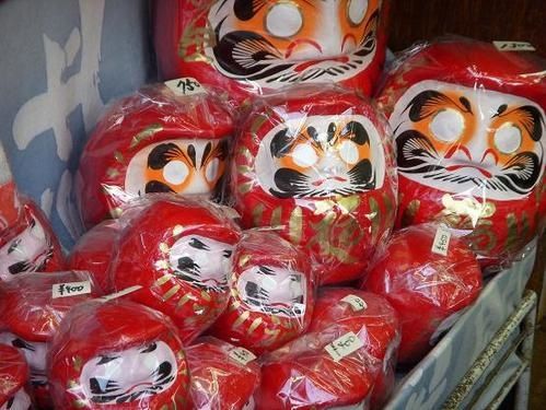 Asakusa-hagoita-ichi-7-Daruma.jpg