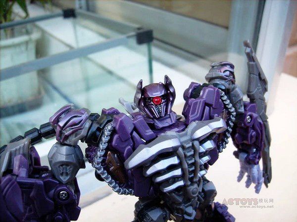 Transformers 3 Toys Voyager Shockwave 03