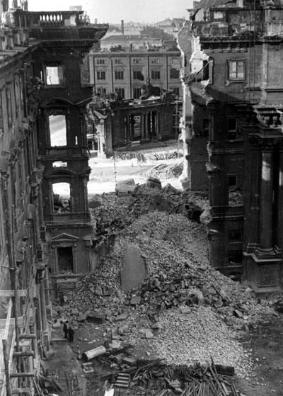 Berliner-Schloss-1945.jpg