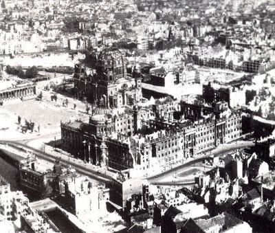 Berliner-Schloss-Insel-1945.jpg