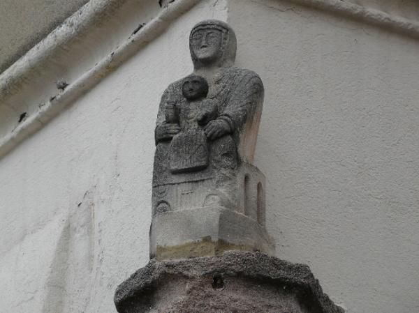 Une Vierge et l'enfant sur un coin de rue