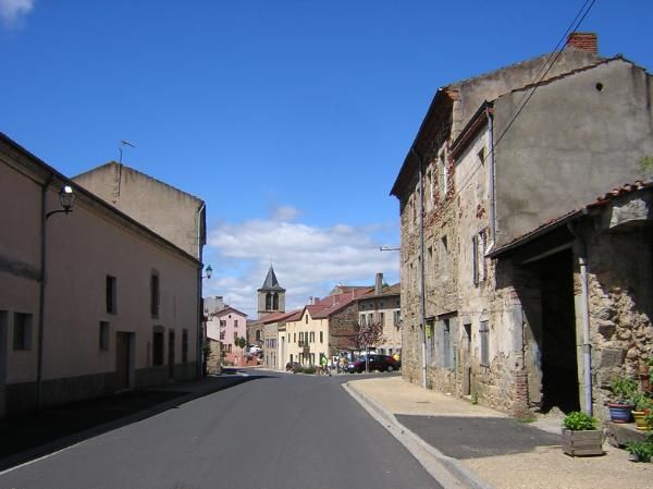 Sugères (là où se séparent les parcours de 106 km et du 142)
