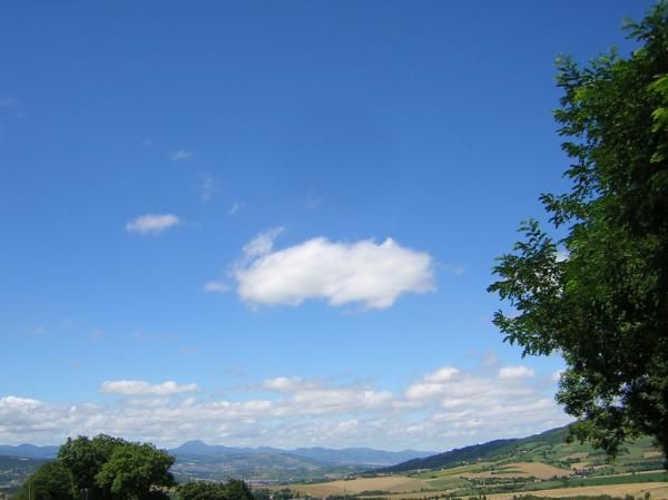 on apperçoit la Chaîne des puys et le Puy de Dôme !