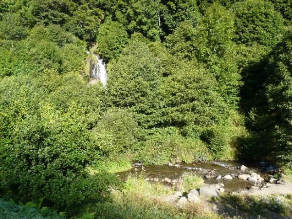 nombreuses cascades dans la vallée