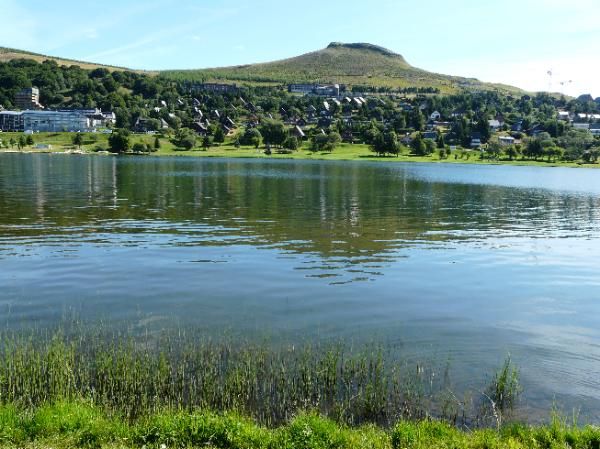 La station de Super Besse et le lac des Hermines