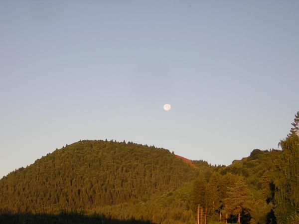 départ avec la lune sur le Puy de la Vache