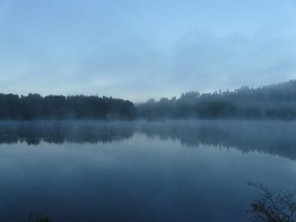 le lac de Lacassière sous la brume