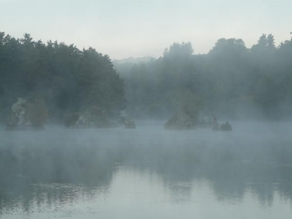 le lac de Lacassière sous la brume