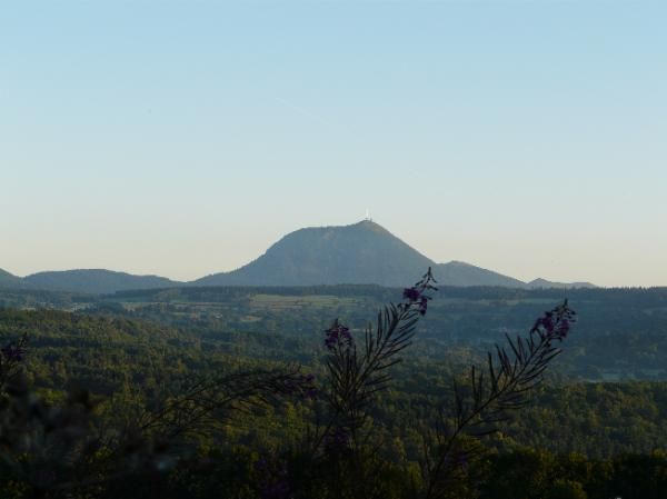 vue sur le Puy de Dôme en montant sur la Serre