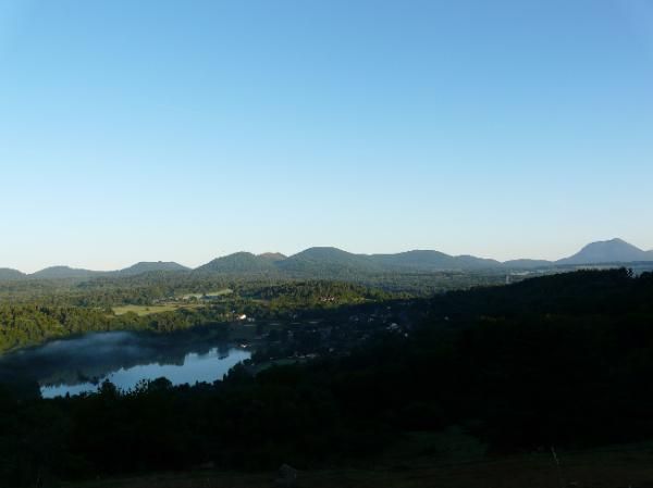 lac de Lacassière et Chaîne des Puys
