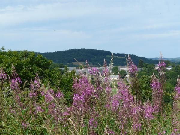 on aperçoit Neuville, derrière la colline se trouve Orcival