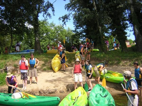 De nombreux hollandais avec de jeunes enfants s'apprêtent à faire la descente