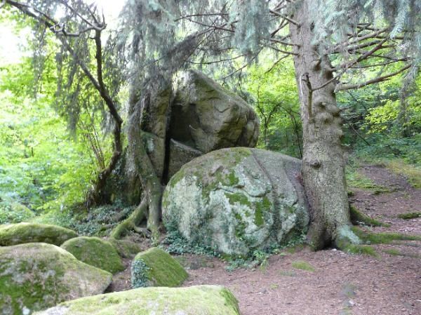 blocs vers le dolmen