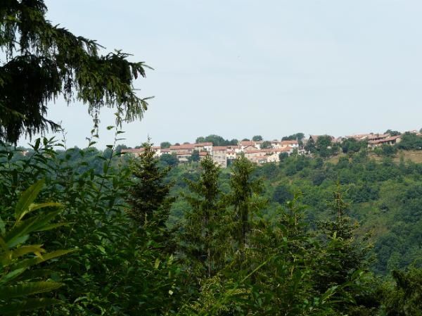 Le village de Berzet domine les gorges
