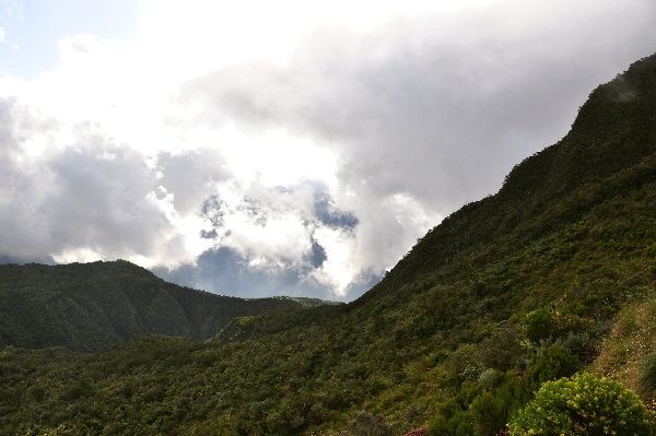 Il faut partir tôt le matin, dés midi les nuages s'accumulent sur les pointes montagneuses null