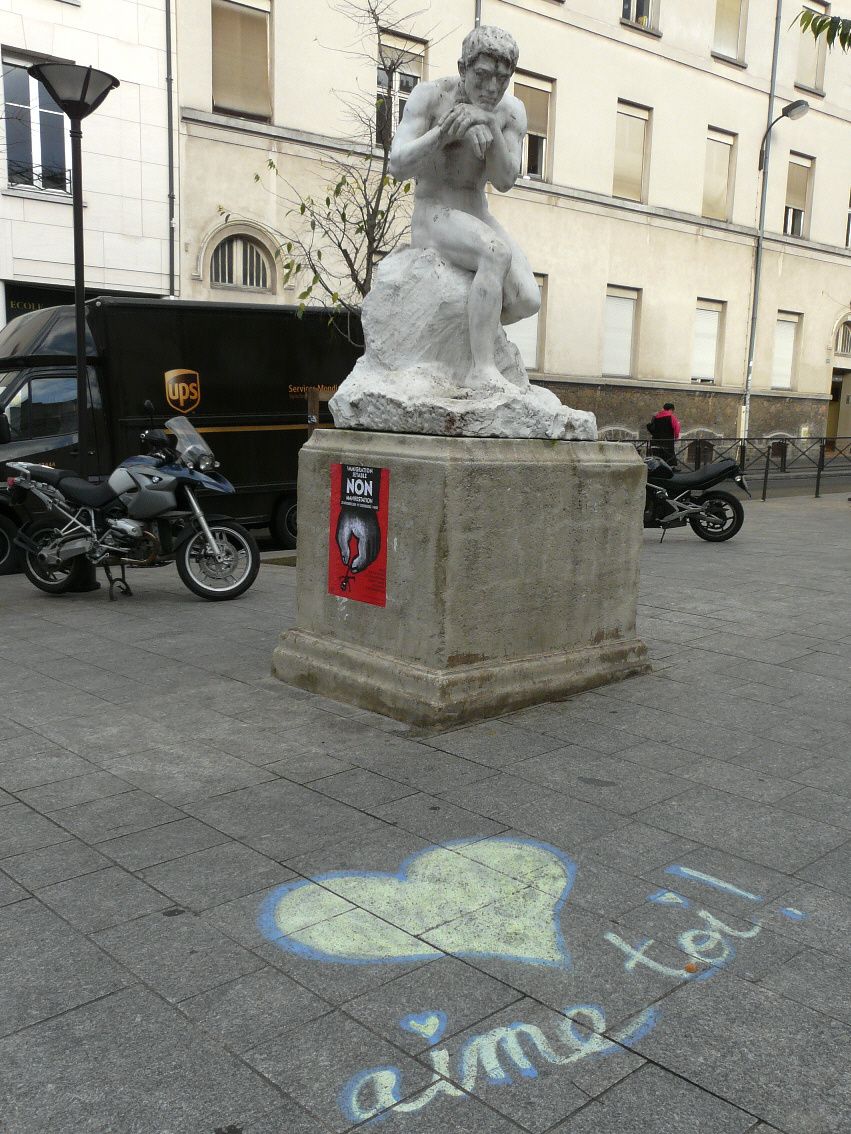 Cette statue est juste en face de l'union métallurgiste